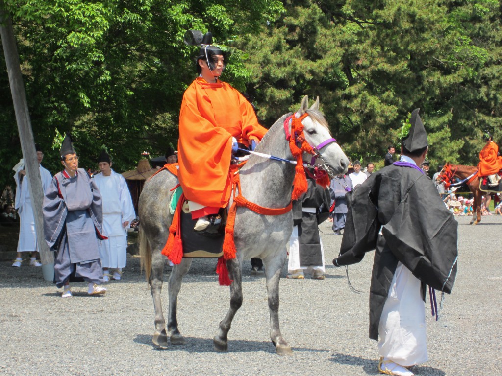 御所から出発していく葵祭の人馬の勇姿