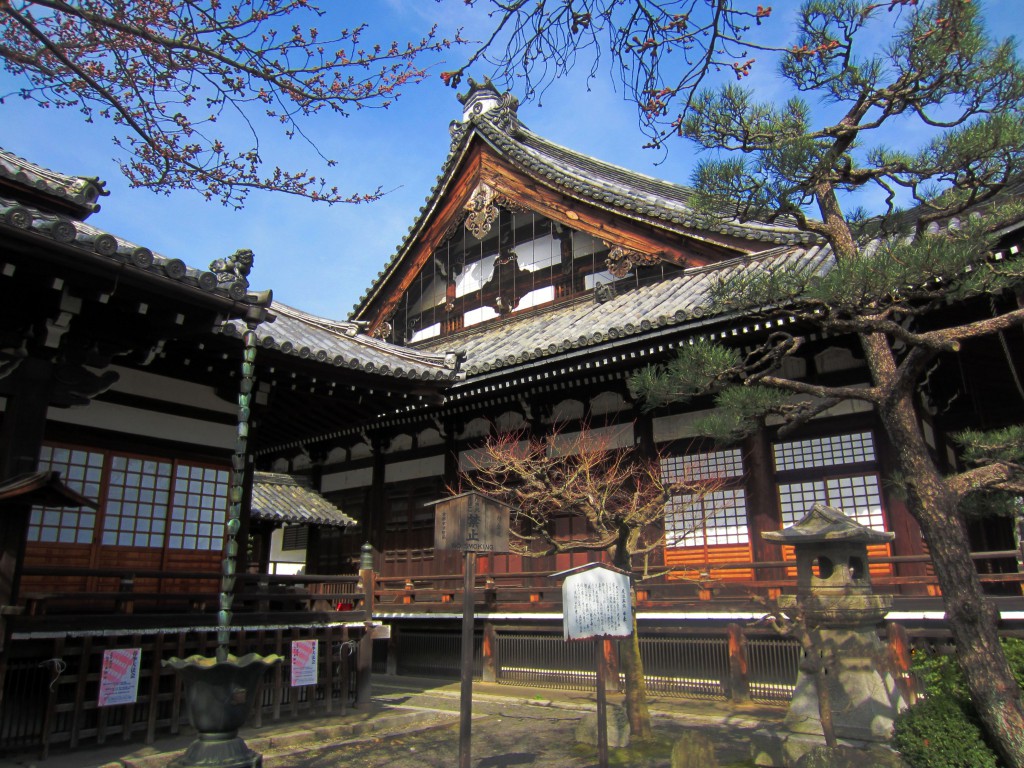 京都本隆寺本堂横にある「夜泣き止めの松」