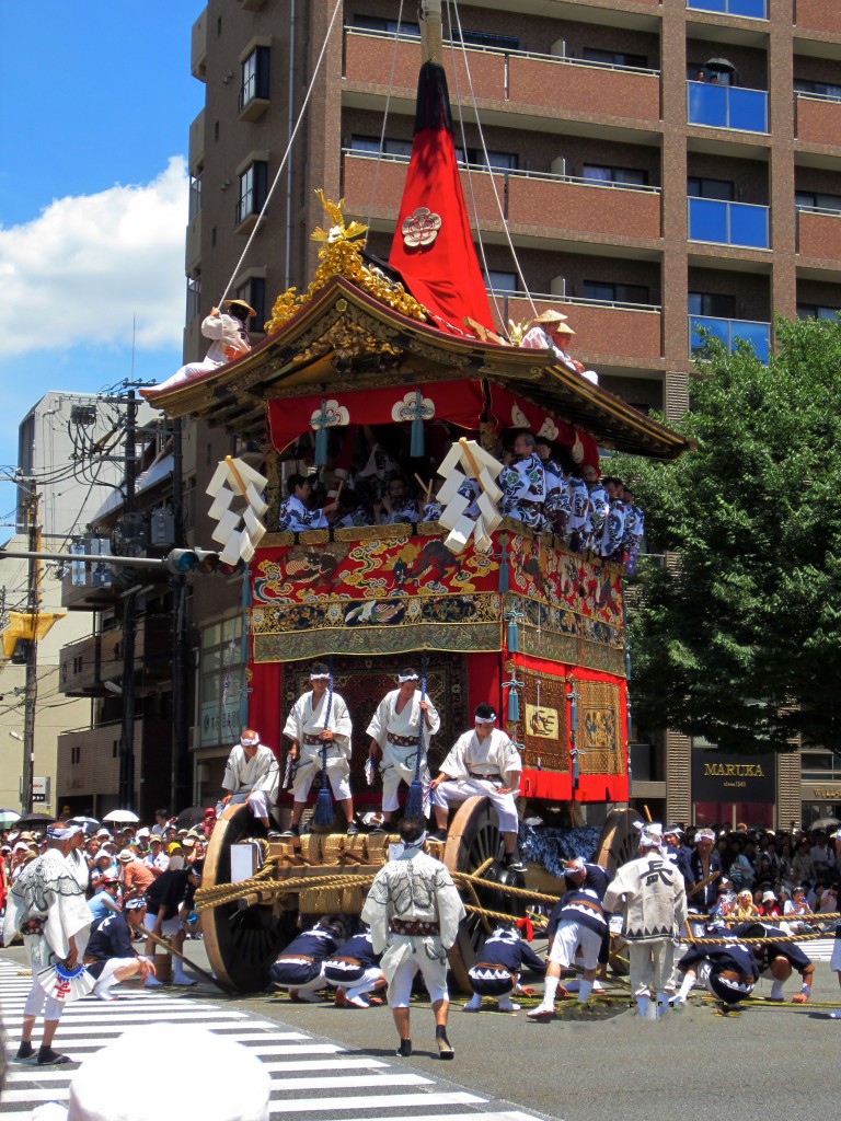 祇園祭山鉾巡行で新町通りに入るため辻回しを行う長刀鉾　　撮影 三和正明