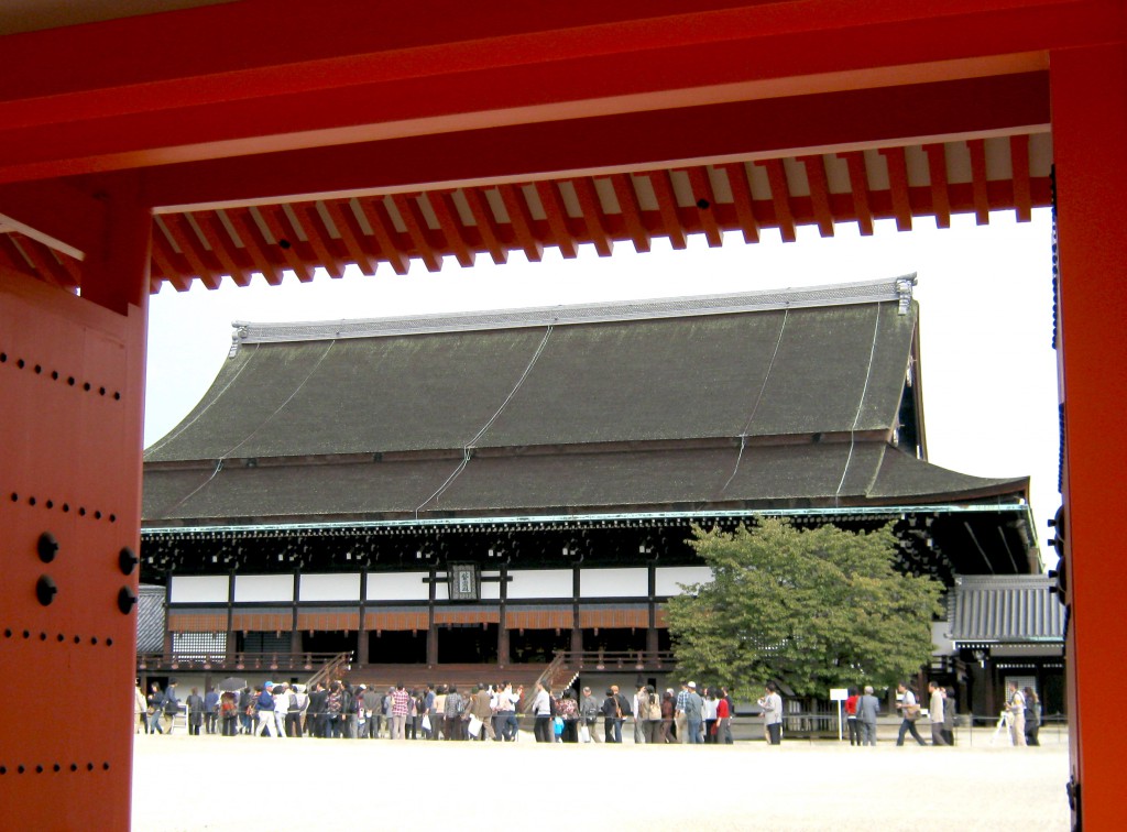 春秋の京都御所一般公開時にその雅さを慕う人々で賑わう紫宸殿　撮影　三和正明