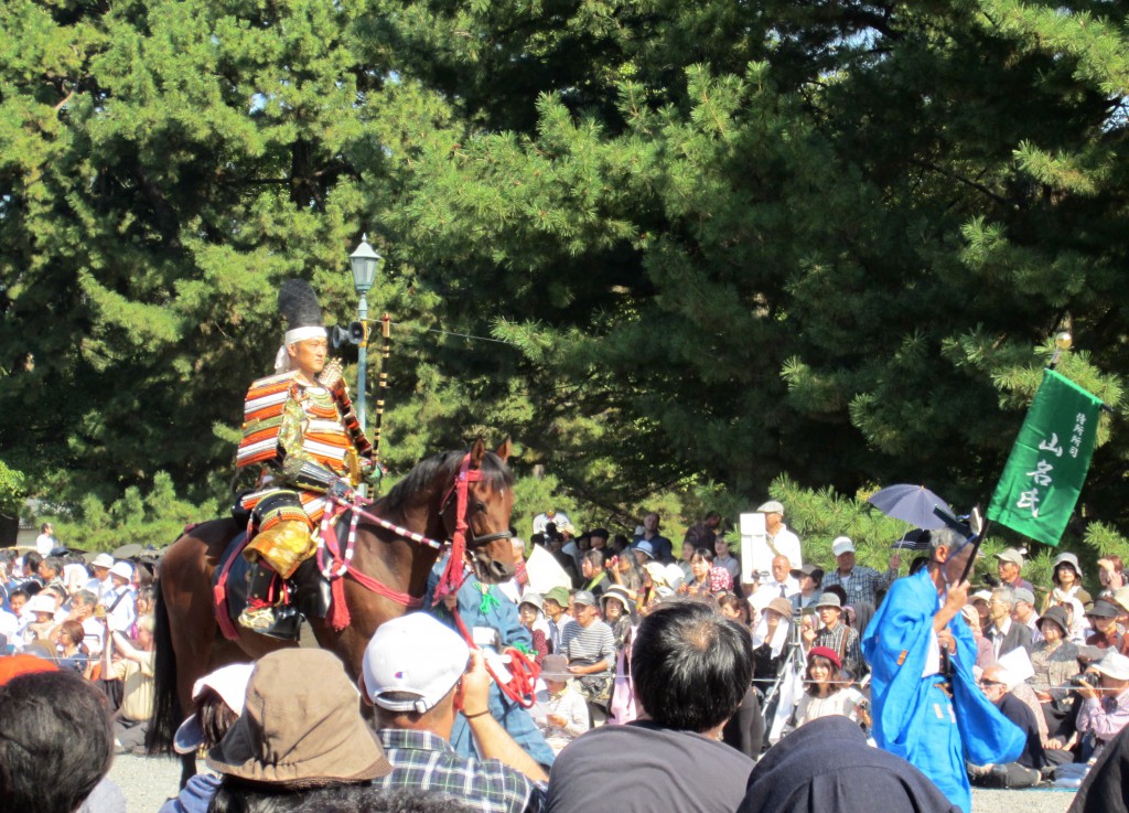 時代祭りで颯爽と駒を進める山名宗全の雄姿　　撮影　三和正明